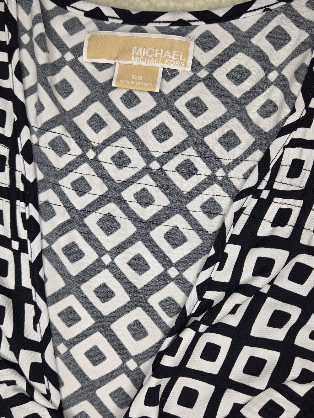 Michael Kors Black and White Geometric Sleeveless V-Neck Top Size Medium - Picture 6 of 8